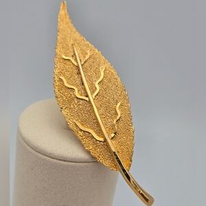 Leaf Brooch Vintage Textured Gold-Tone Pin Fall Accessory Nature Jewelry